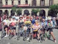 Jóvenes disfrazados de ciclistas