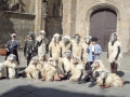 Cuadrilla disfrazada de ovejas delante de la iglesia de San Miguel
