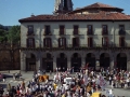 Jóvenes disfrazados en la plaza de los Fueros