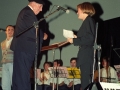Mujer saludando a Demetrio Iriarte