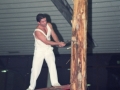 Aizkolari cortando un tronco