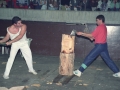 Aizkolari cortando un tronco