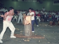 Aizkolari cortando un tronco