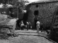 Personas trabajando en la extinción del incendio de un caserío del barrio de Araotz