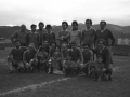 Equipo de fútbol de la final de veteranos con sus trofeos