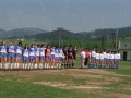 Equipos de la final de fútbol femenino y trío arbitral en el campo del Aloña Mendi