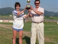 Entrega de trofeos de la final de fútbol femenino, en el campo del Aloña Mendi