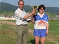 Entrega de trofeos de la final de fútbol femenino a la capitana del Oiartzun K.E., en el campo del Aloña Mendi