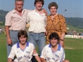 Jugadoras del equipo de la final de fútbol femenino junto a otras personas, en el campo del Aloña Mendi