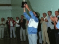 Hombre levantando un trofeo en las finales de interpueblos de pelota vasca