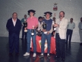 Entrega de trofeos de las finales de pelota. Al fondo, entre las personas que se encuentran junto a la pared del frontón, Eli Galdos
