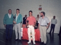 Entrega de trofeos de las finales de pelota. Al fondo, entre las personas que se encuentran junto a la pared del frontón, Eli Galdos