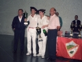 Entrega de trofeos de las finales de pelota : a la derecha de los pelotaris, Eli Galdos
