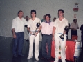 Entrega de trofeos de las finales de pelota. Al fondo, entre las personas que se encuentran junto a la pared del frontón, Eli Galdos