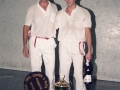 Pareja de pelotaris con trofeos del VI Campeonato de pelota vasca San Miguel