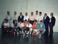 Grupo de pelotaris finalistas y asistentes al VI Campeonato de pelota vasca San Miguel. Entre las personas que se hallan de pie, Eli Galdos