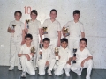 Jóvenes pelotaris con los trofeos de las finales del torneo de pelota