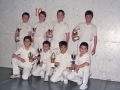 Jóvenes pelotaris con los trofeos de las finales del torneo de pelota