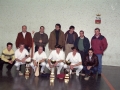 Grupo de pelotaris con sus trofeos y otros asistentes a las finales de pelota