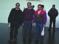 Grupo de hombres, dos de ellos con palas de pelota