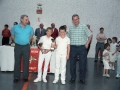 Entrega de trofeos de las finales de pelota vasca de la Cuenca del Deba. Entre las personas que se hallan junto a la pared se encuentra Eli Galdos