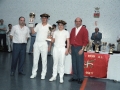 Entrega de trofeos de las finales de pelota vasca de la Cuenca del Deba. A la derecha de los pelotaris, Eli Galdos