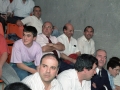 Público asistente a las finales de pelota vasca de la Cuenca del Deba. En la fila central se encuentra Eli Galdos