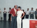 Entrega de trofeos de las finales de pelota vasca de la Cuenca del Deba. Junto al pelotari, hace acto de entrega del trofeo Eli Galdos