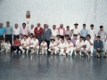 Pelotaris de las finales de pelota vasca de la Cuenca del Deba junto con otros asistentes a la competición, entre ellos, Eli Galdos