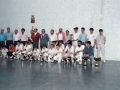 Pelotaris de las finales de pelota vasca de la Cuenca del Deba junto con otros asistentes a la competición, entre ellos, Eli Galdos