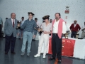 Actos de entrega de trofeos de las finales de pelota vasca de la Cuenca del Deba. Al fondo, entre las personas que se encuentran junto a la pared del frontón, Eli Galdos