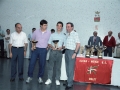 Actos de entrega de trofeos de las finales de pelota vasca de la Cuenca del Deba. Al fondo, entre las personas que se encuentran junto a la pared del frontón, Eli Galdos