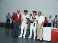 Actos de entrega de trofeos de las finales de pelota vasca de la Cuenca del Deba. A la izquierda de los pelotaris, Eli Galdos