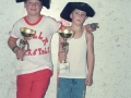 Niños con trofeos