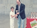 Entrega de un trofeo de las finales de pelota escolar