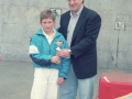 Entrega de un trofeo de las finales de pelota escolar
