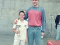 Entrega de un trofeo de las finales de pelota escolar