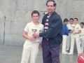 Entrega de un trofeo de las finales de pelota escolar