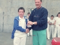 Entrega de un trofeo de las finales de pelota escolar