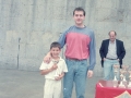 Entrega de un trofeo de las finales de pelota escolar