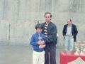 Entrega de un trofeo de las finales de pelota escolar