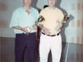 Hombres portando trofeos