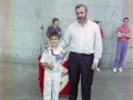 Entrega de un trofeo a un joven pelotari