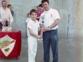 Entrega de un trofeo a un joven pelotari