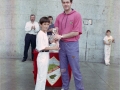 Entrega de un trofeo a un joven pelotari