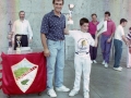 Entrega de un trofeo a un joven pelotari