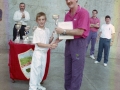 Entrega de un trofeo a un joven pelotari
