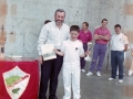Entrega de un trofeo a un joven pelotari