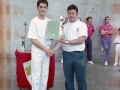 Entrega de un trofeo y premios a un pelotari