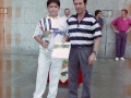 Entrega de un trofeo y premios a un pelotari